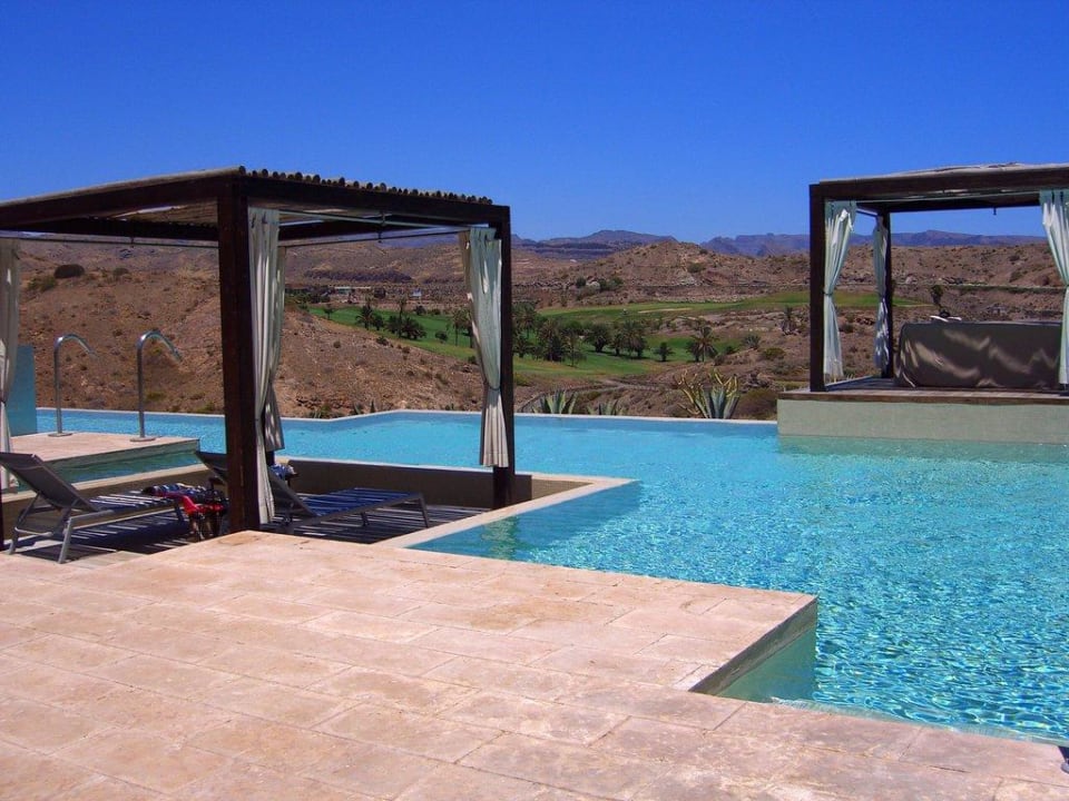 Der Pool des Spa-Bereichs Salobre Hotel Resort & Serenity