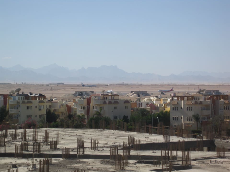 Blick auf den Flughafen bzw. die Start/Landebahn Steigenberger Aqua Magic