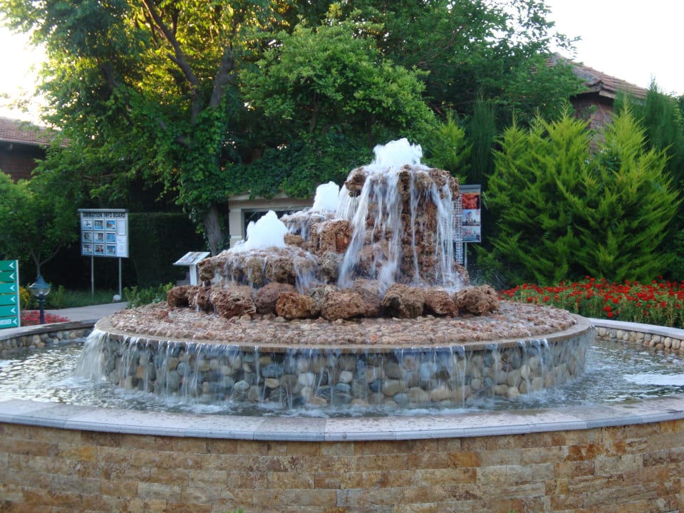 Brunnen vor dem Fotografenhäuschen Can Garden Beach