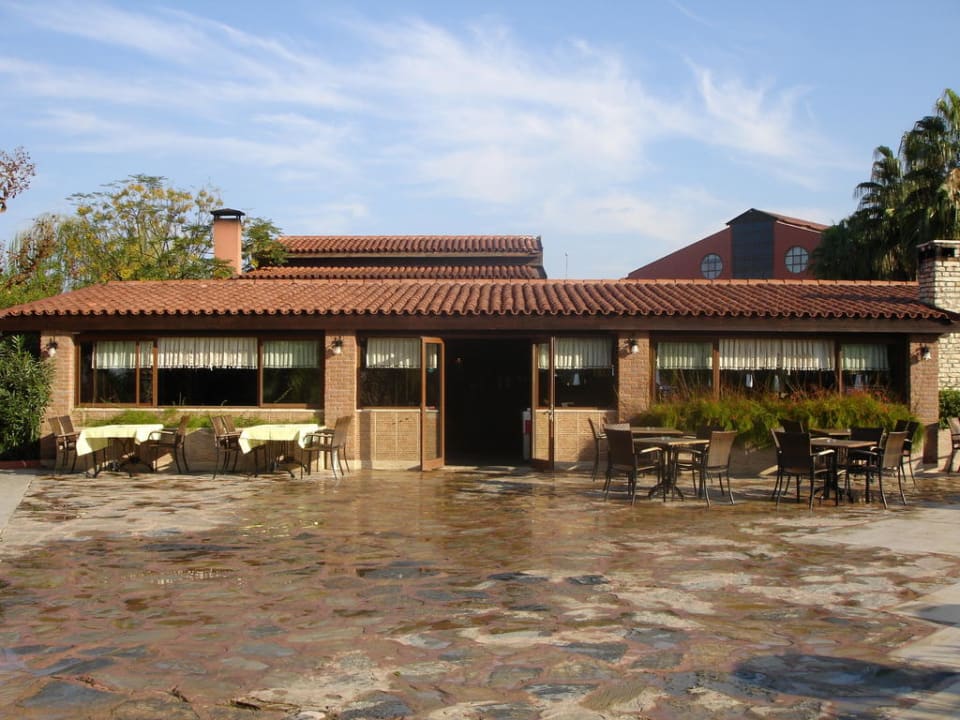 Aqua Pool Bar Alba Resort Hotel