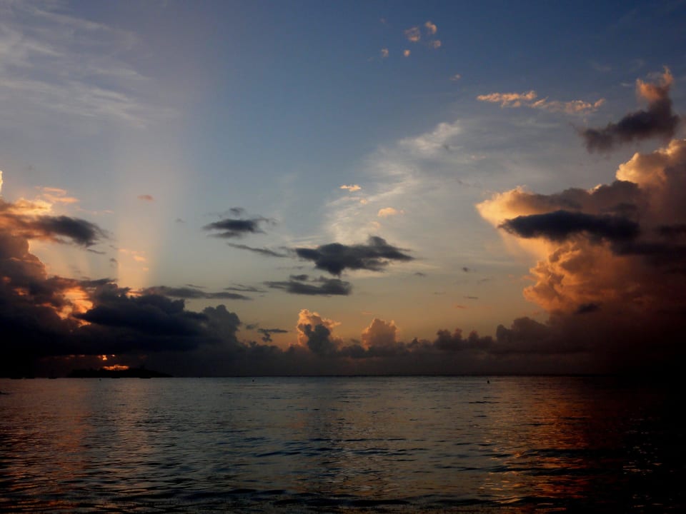 Sonnenaufgang über dem Strand des Hotels La Creole Beach Hotel & Spa