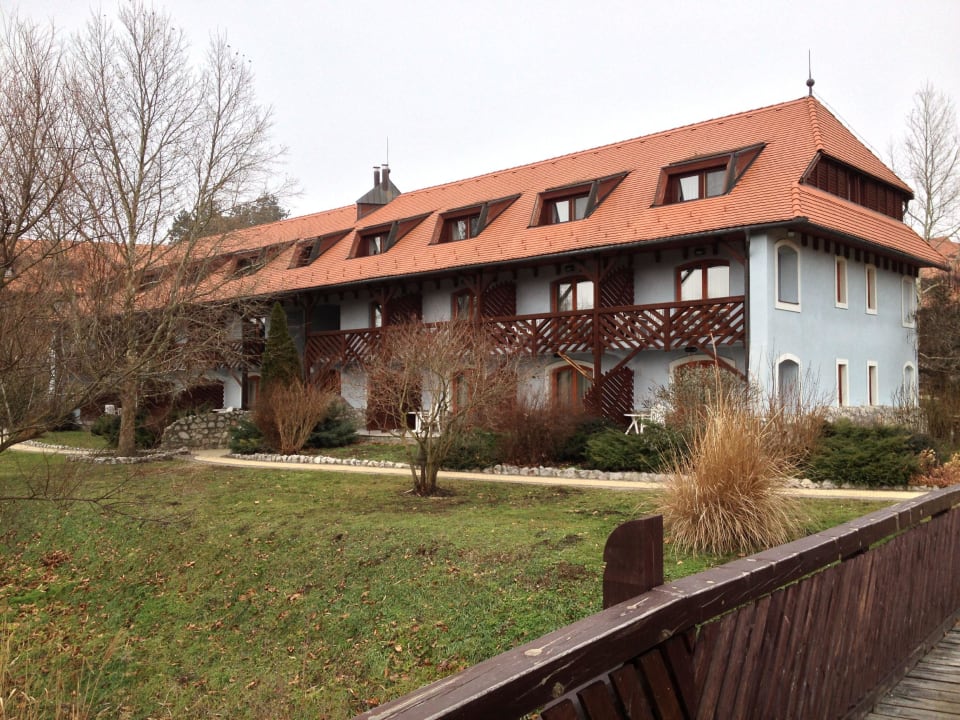 Kleinere Gebäudekomplexe vertreut über die Anlage Hotel Dobogomajor