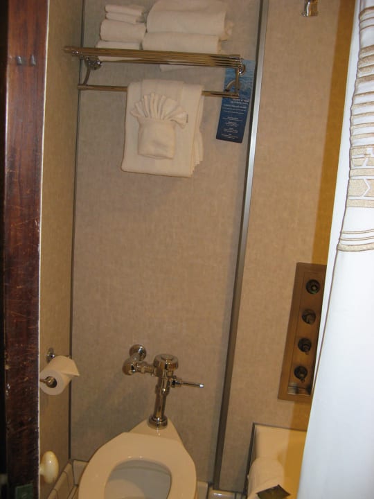 Deluxe Cabin King Bed Harbor View The Queen Mary