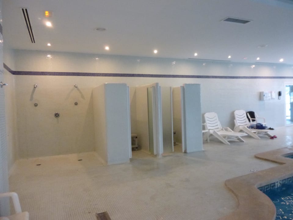 Umkleiden im Hallenbad Grupotel Orient