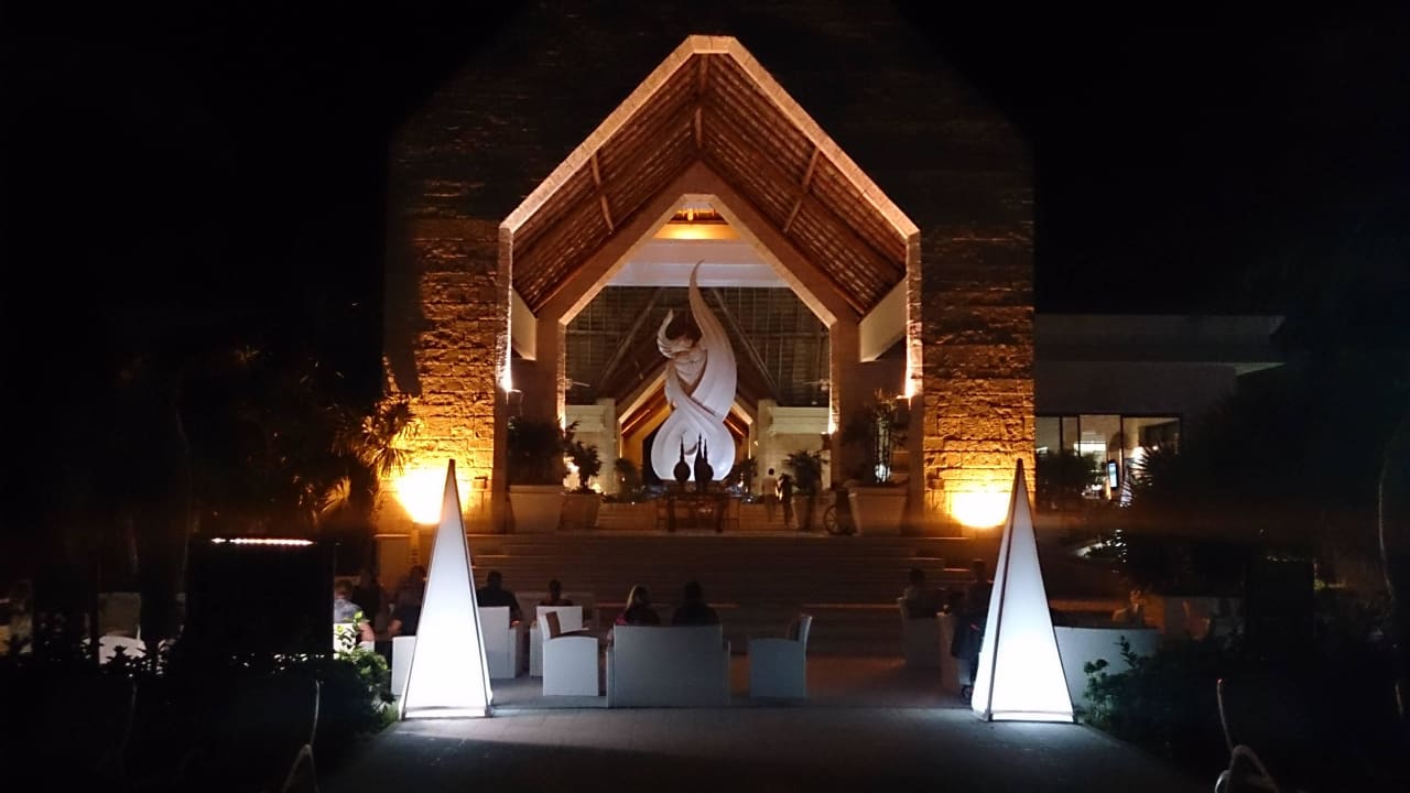 Blick vom Pool in Richtung Lobby Bahia Principe Luxury Akumal