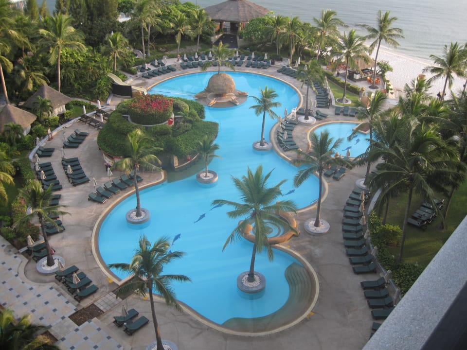Poolanlage in Strandnähe mit Liegeplätze Hilton Hua Hin Resort & Spa