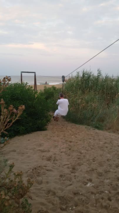 Anlage mit Trampolin und Seil hinter der Brücke Sol Luna Bay