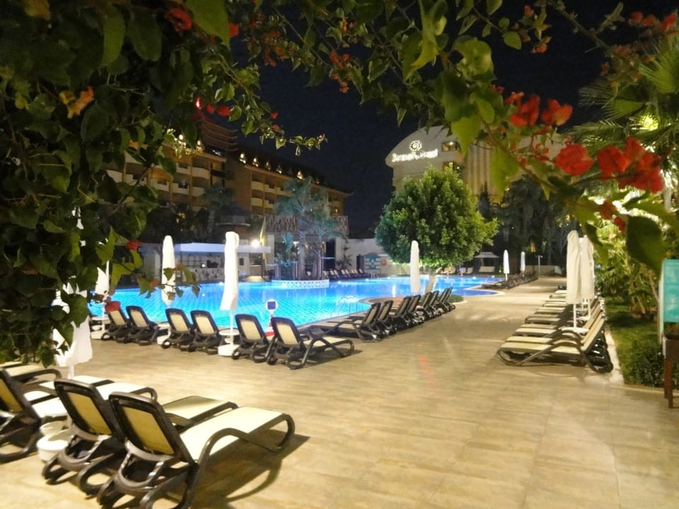 Am Abend Port Side Resort Hotel
