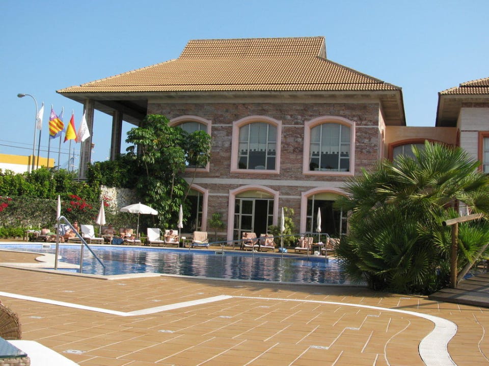 Blick vom Pool zum Hauptgebäude (Rezeption) VIVA Cala Mesquida Suites & Spa 16+