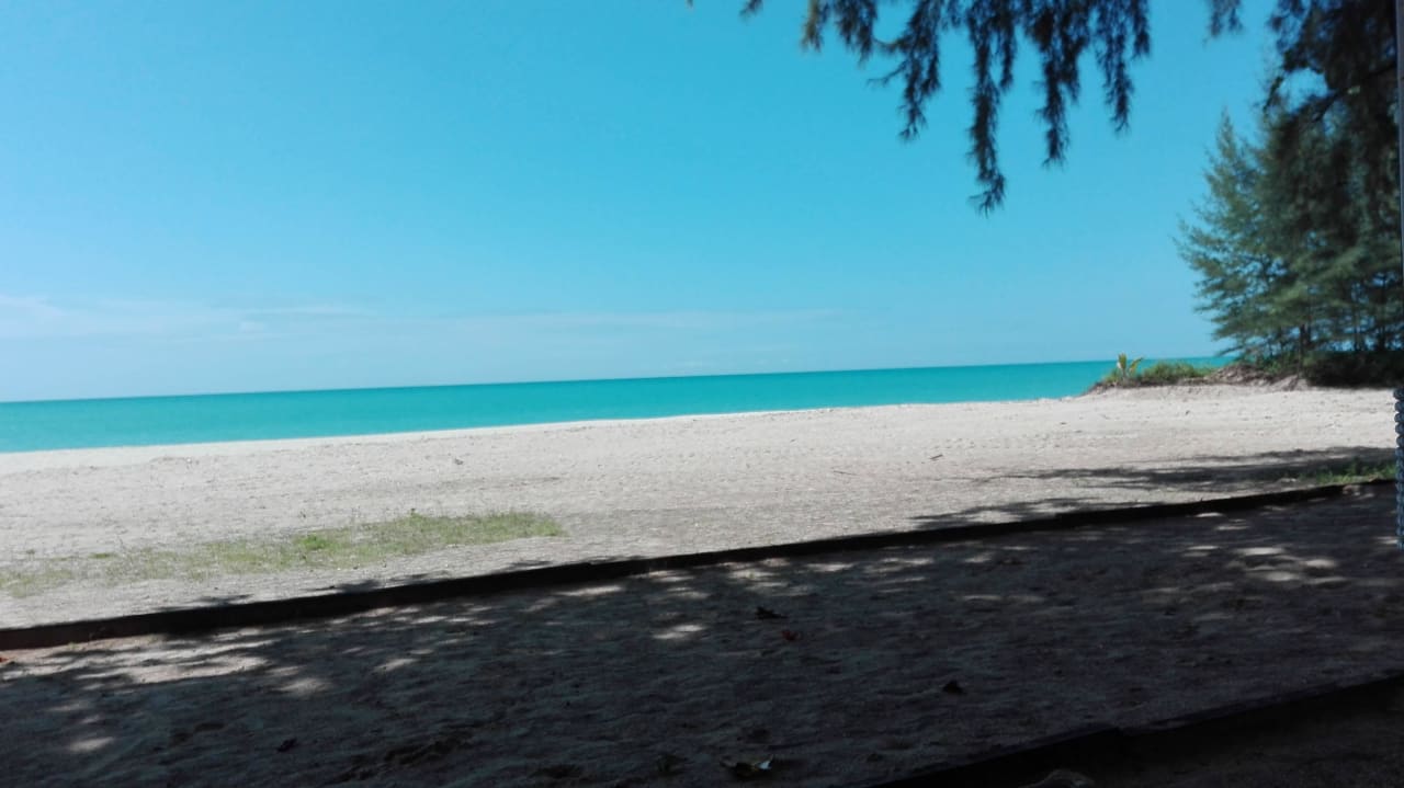 Strand tagsüber, sehr ruhig! Bangsak Village