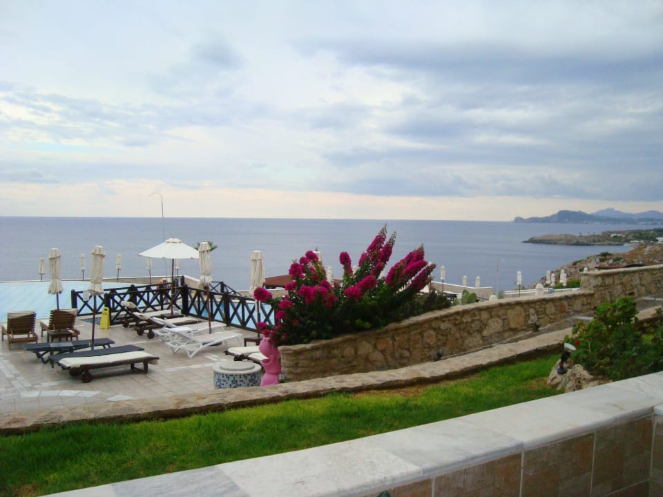 Blick vom Zimmer auf Pool und Meer Hotel Kalithea Horizon Royal