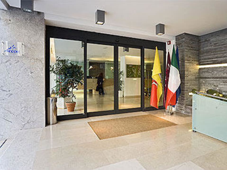 Entrata Hotel Mercure Palermo Centro