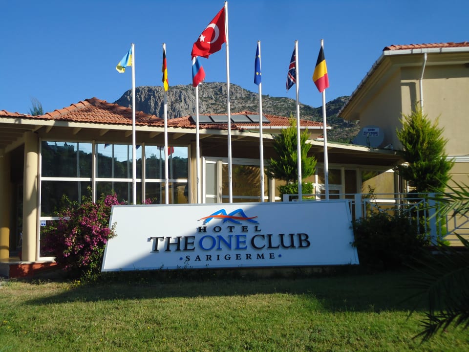 Vorderansicht des Hotels The One Club Hotel