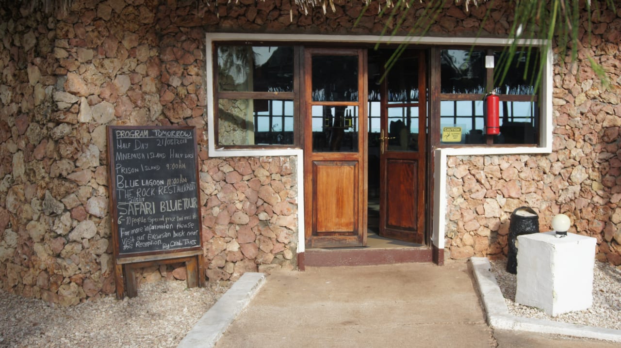 Eingang zum Speisesaal mit Programmvorschau Reef & Beach Resort