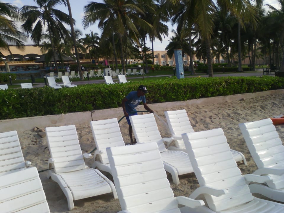 Reinigung der Liegen Crowne Plaza Salalah