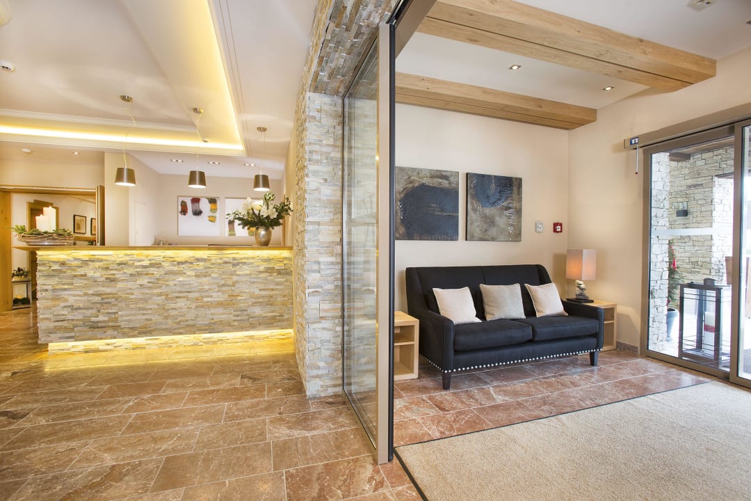 Hoteleingang  Das gemütliche Dorfhotel Kaltenhauser