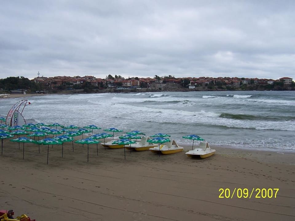 Strand mit roter Flagge und kräftigem Wind Hotel Selena Star