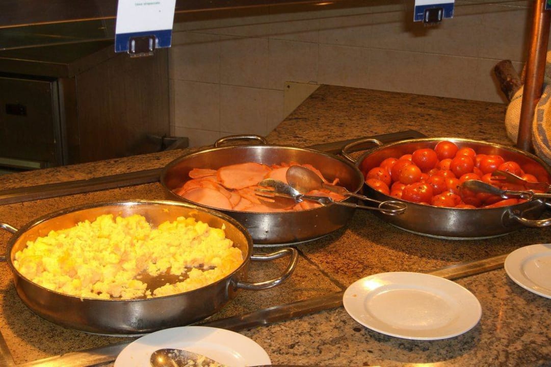 Teil des Frühstücks: Rührei, Fleisch, Tomaten Occidental Jandía Playa