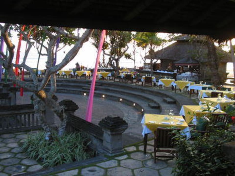Amphietheater mit Tischen für Buffet  The Oberoi Beach Resort, Bali