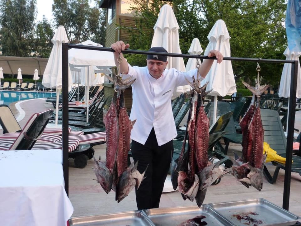 Ein Koch beim Tunfisch Greenwood Kemer Resort