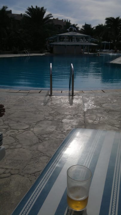 Sonnenuntergang am Pool Hotel Le Pacha Beach Resort