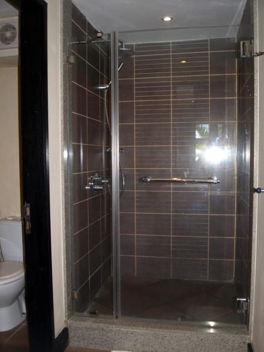 Dusche mit Regenduschkopf Pearle Beach Resort & Spa