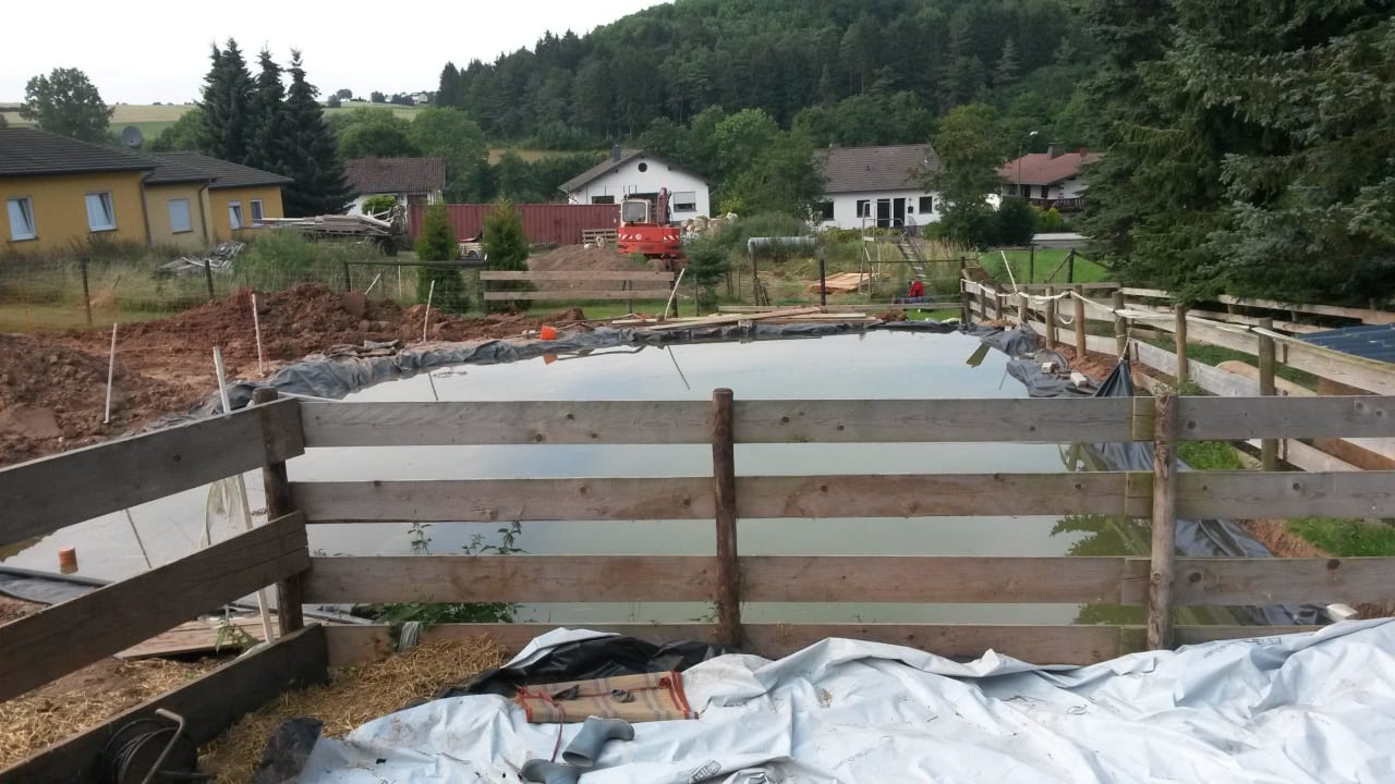 Der angeblich 2012 fertiggestellte "Schwimmteich" Haus Wiesengrund