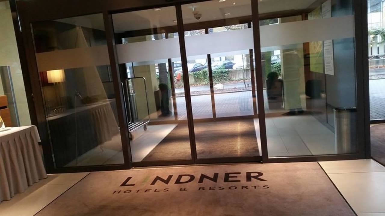 Eingang Lindner Hotel Frankfurt Sportpark, part of JdV by Hyatt