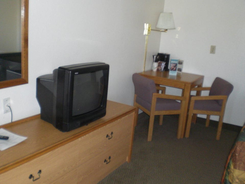 Tisch und TV im Zimmer Hotel Bryce View Lodge
