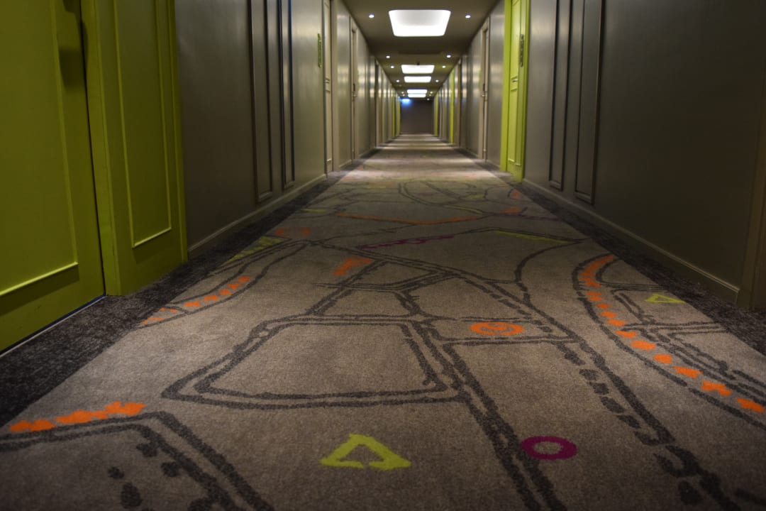 Schöner Teppich im Hotelflur ibis Styles Bangkok Khaosan Viengtai