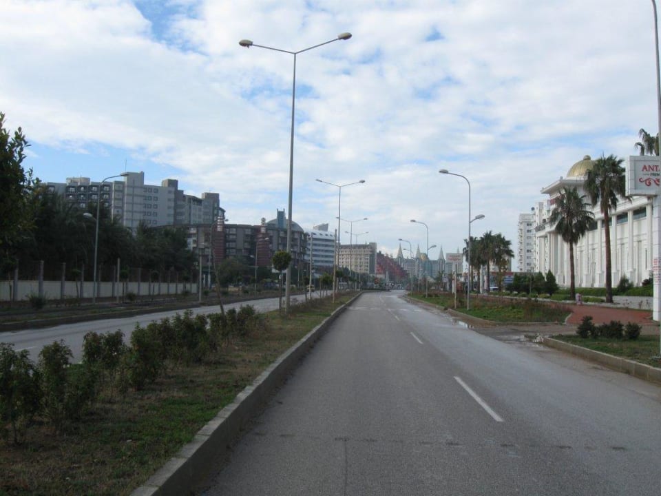 Straße vor dem Hotel Royal Wings Hotel