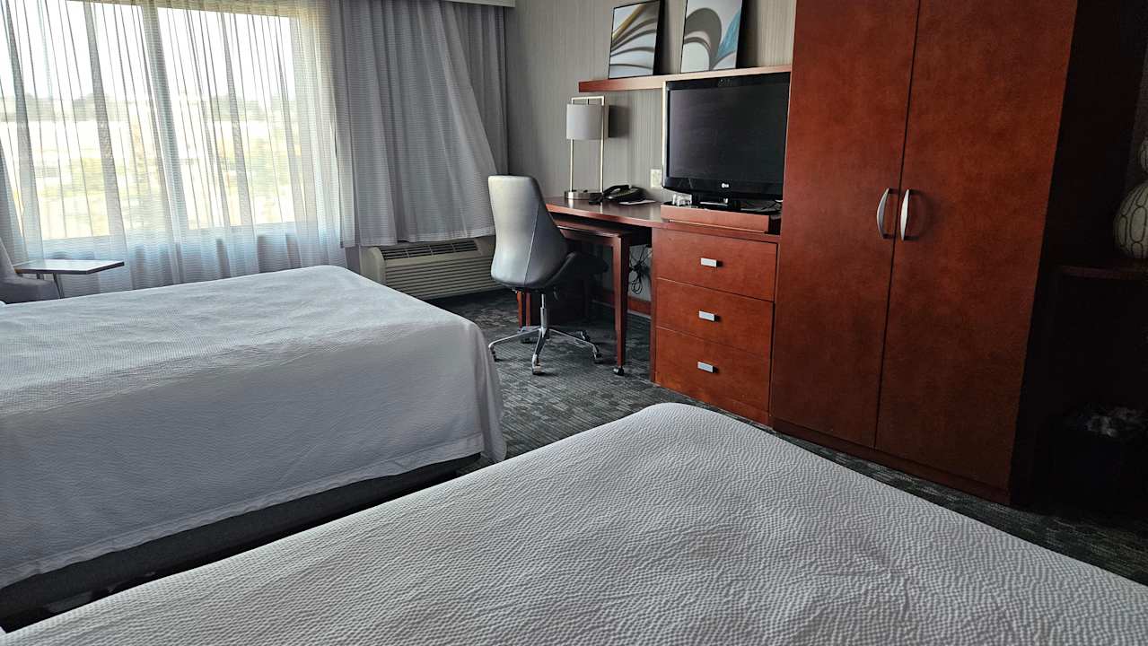 Zimmer Courtyard Hotel Kingston Highway 401/Division Street