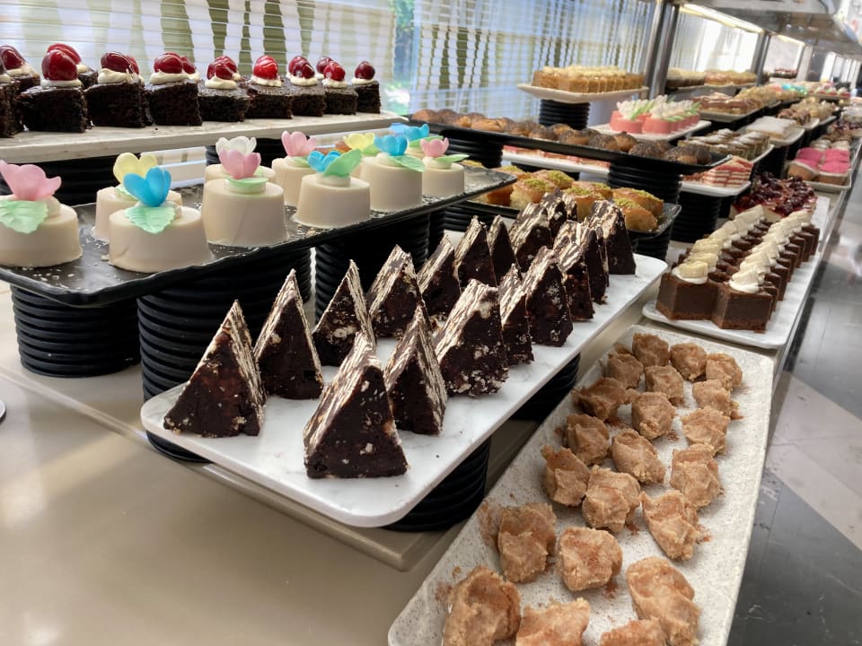 Gastro Saturn Palace Resort Hotel