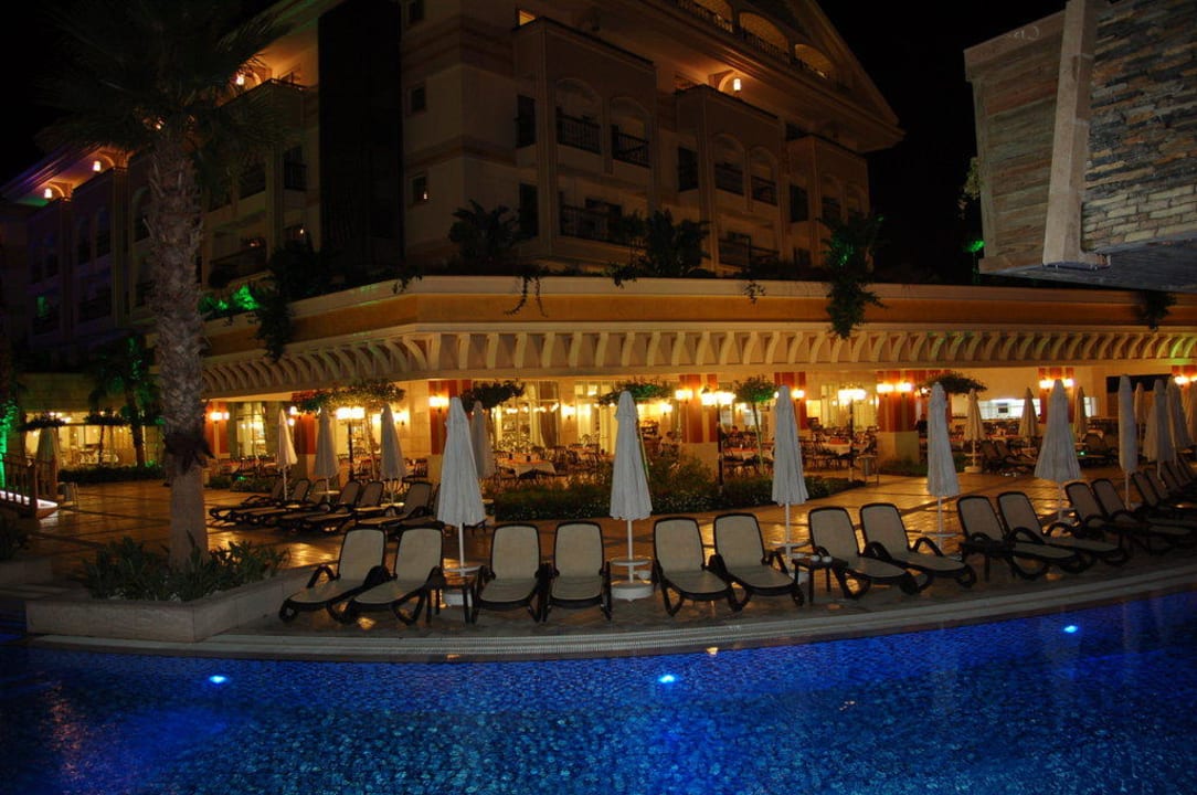 Buitenrestaurant op achtergrond Diamond Excellence Resort & Spa