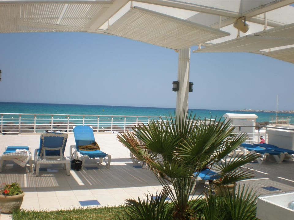 Erhöhter Ruhepool mit Ausblick auf's Meer El Mehdi Beach Resort