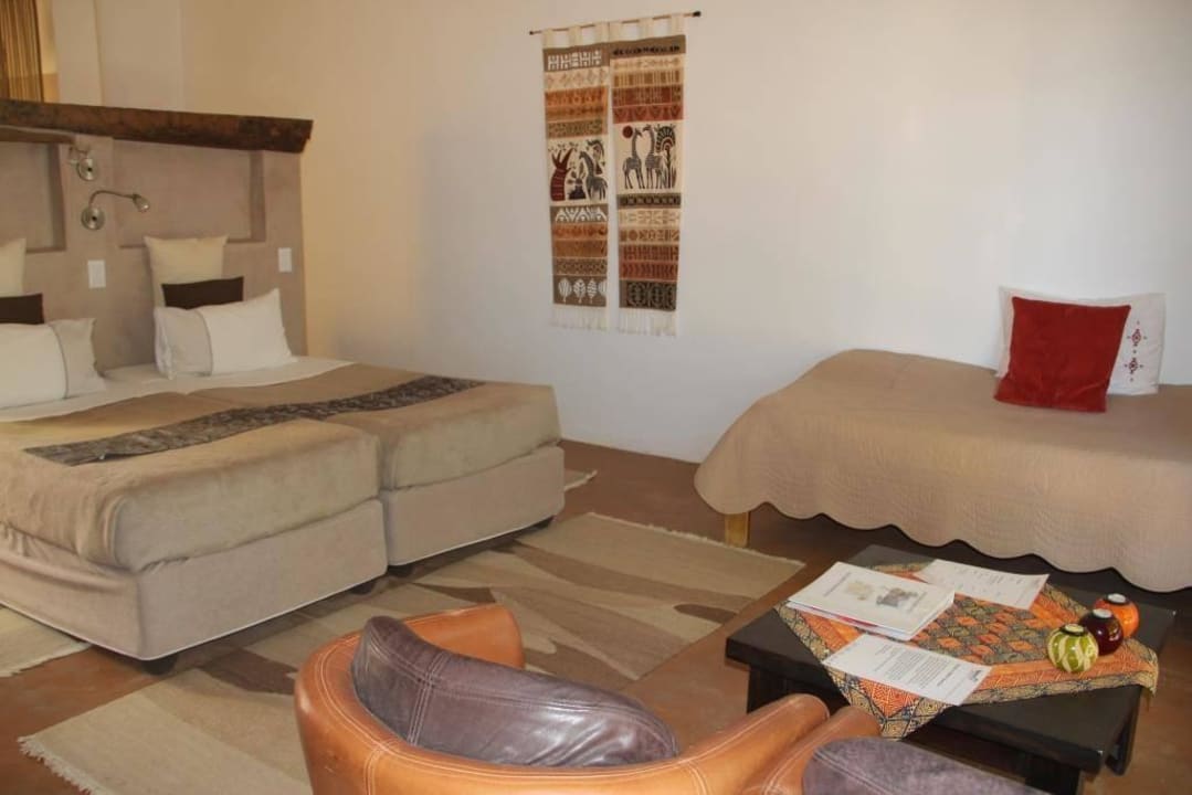 Schön eigerichtetes Zimmer Gästefarm Büllsport