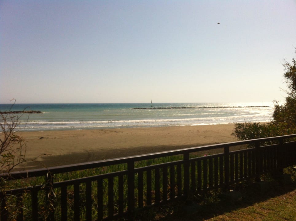 Blick von der Anlage auf den Strand ROBINSON CYPRUS