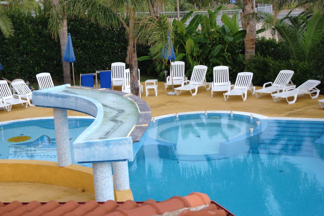 Pool am Regentag Residence Hotel La Taverna