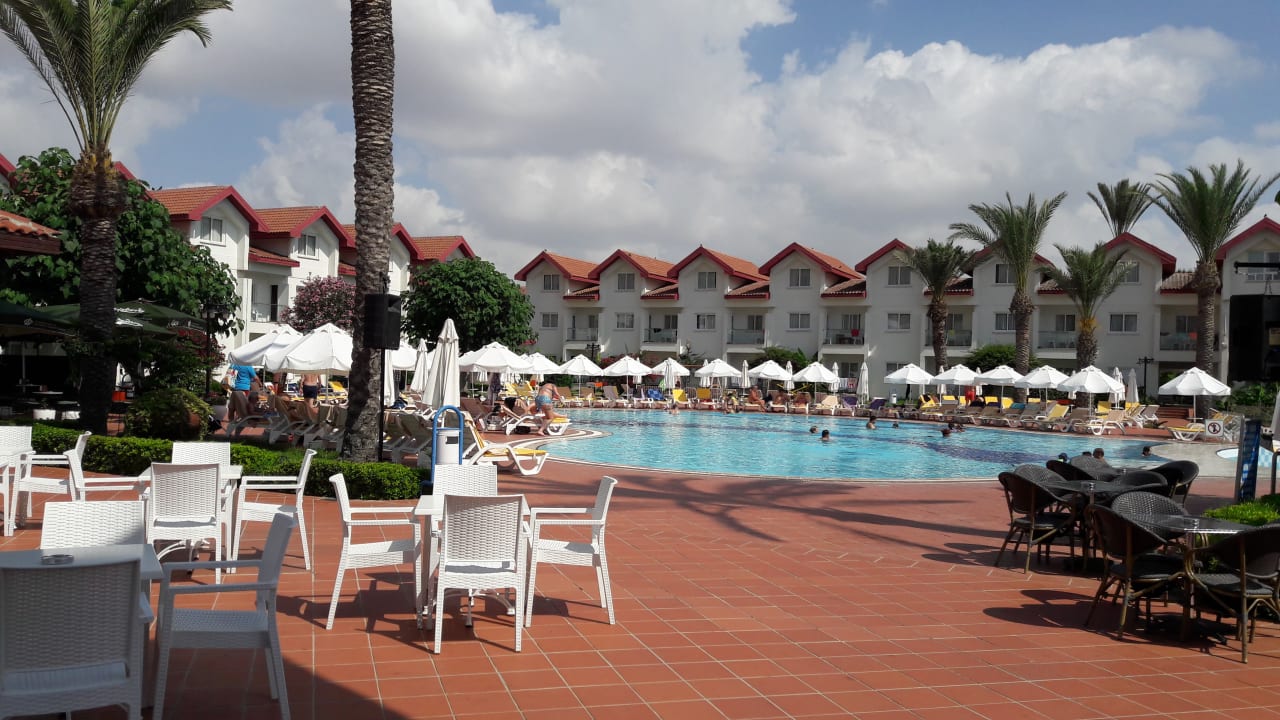 Erwachsenenpoolbereich mit Animationen Salamis Bay Conti Resort Hotel & Casino