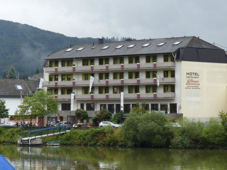 Blick von der Mosel auf das Hotel Hotel Lellmann