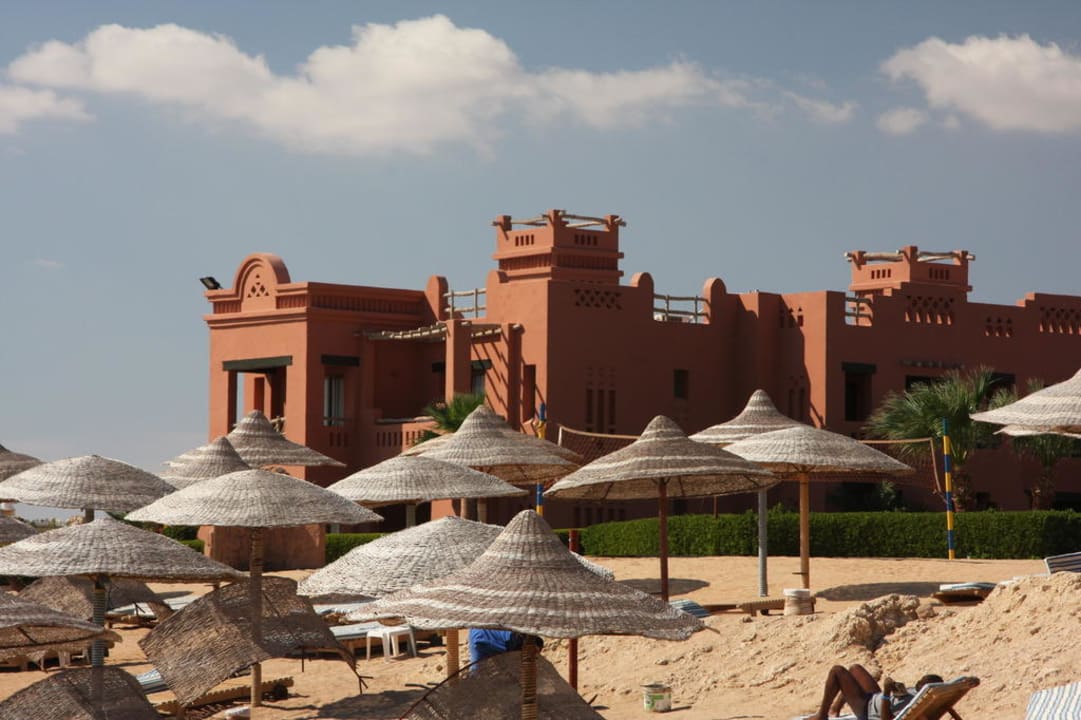 Blick vom Strand auf das Hotel Charmillion Sea Life Resort
