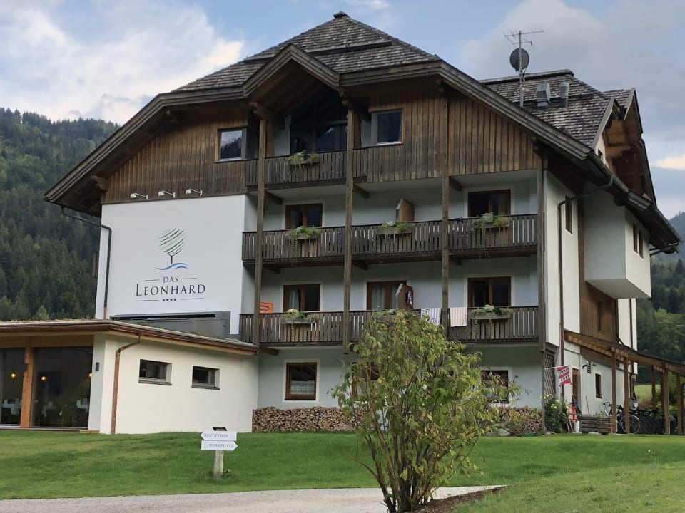 Außenansicht Hotel Das Leonhard - Naturparkhotel am Weissensee
