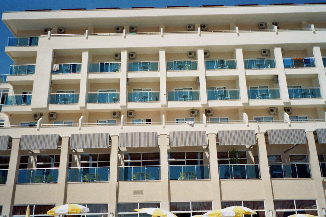 Blick vom Poolbereich zum Hotel Solivia Hotel