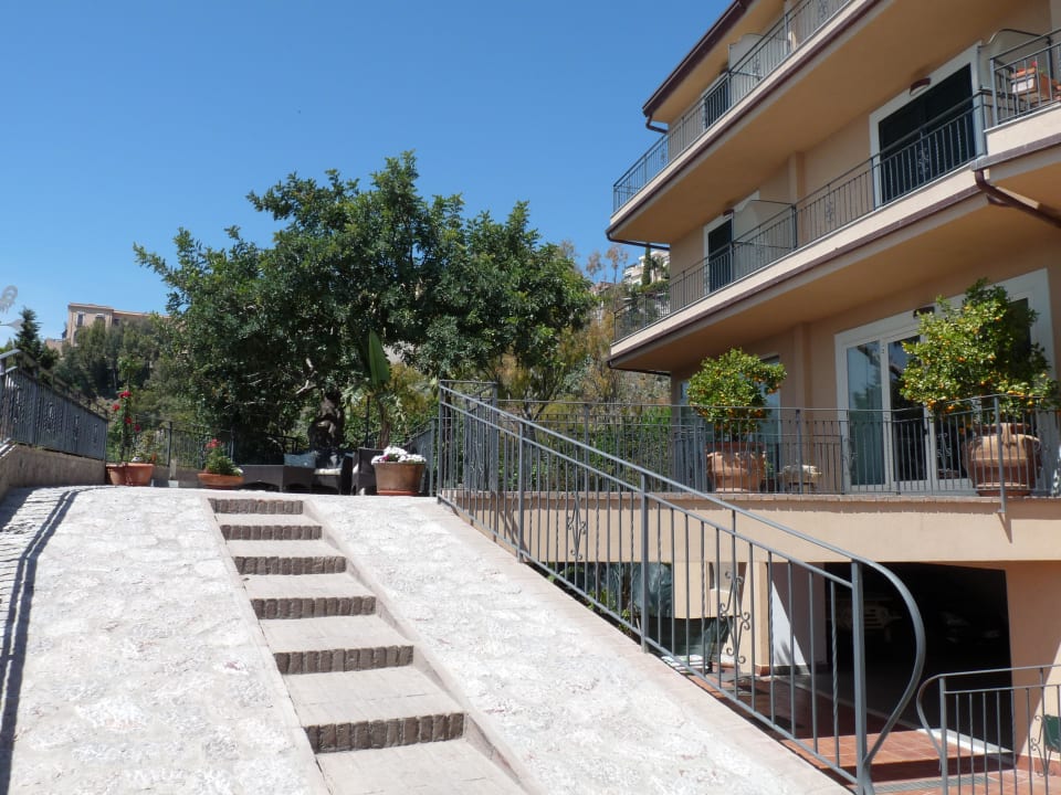 Zugang von der Strasse Meridiana Hotel Taormina