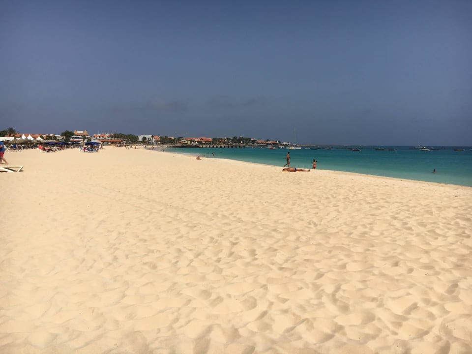 Strand links Oasis Salinas Sea