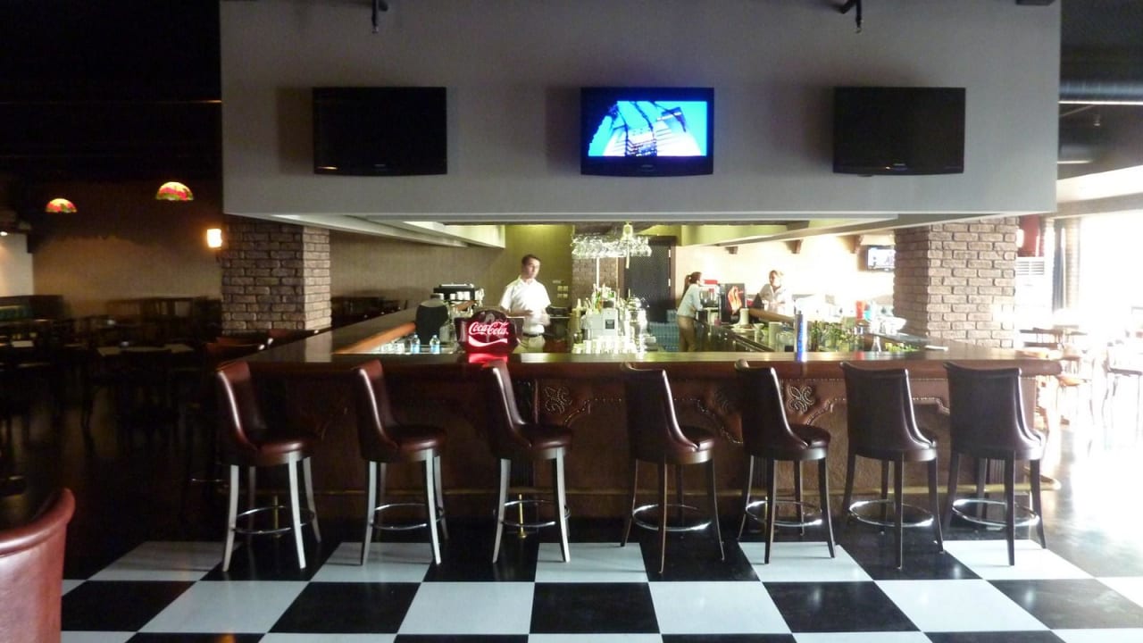 Bar am Pool im Gebäude Ramada Plaza by Wyndham Antalya