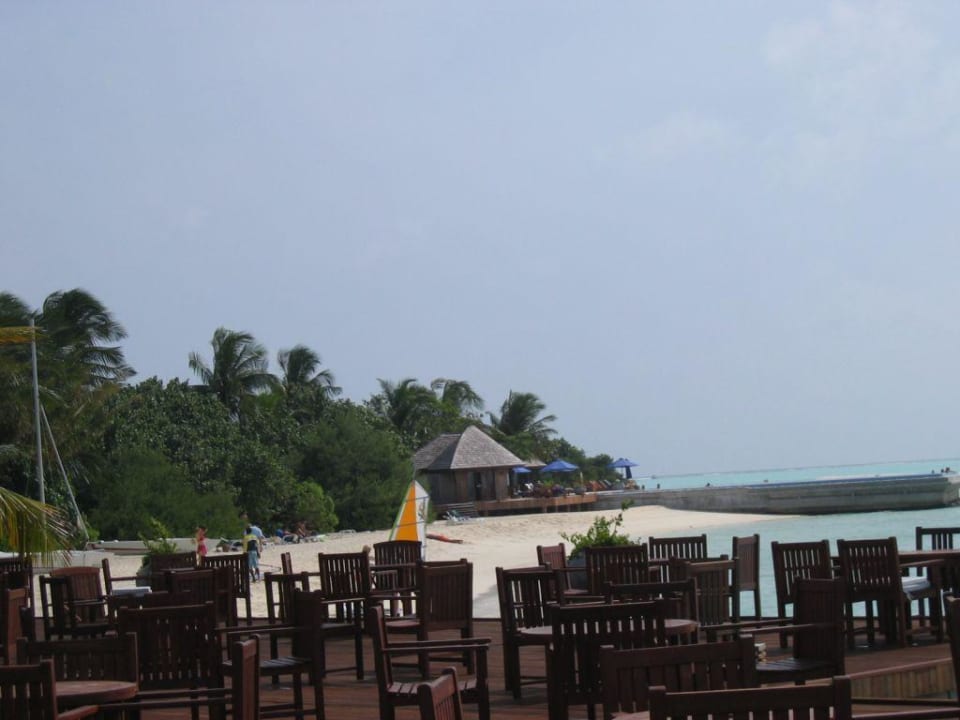 Bestuhlung Hauptbar mit Pool 2 im Hintergrund Sun Siyam Olhuveli