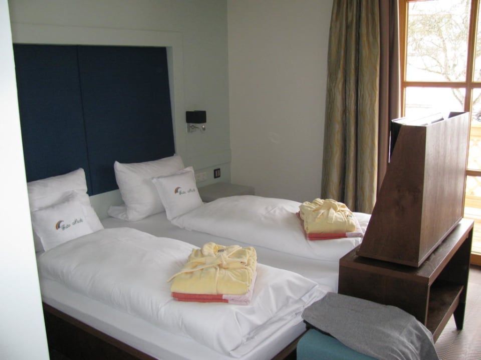 Bett mit Fernseher Hotel Regenbogenland Zum Kramerwirt