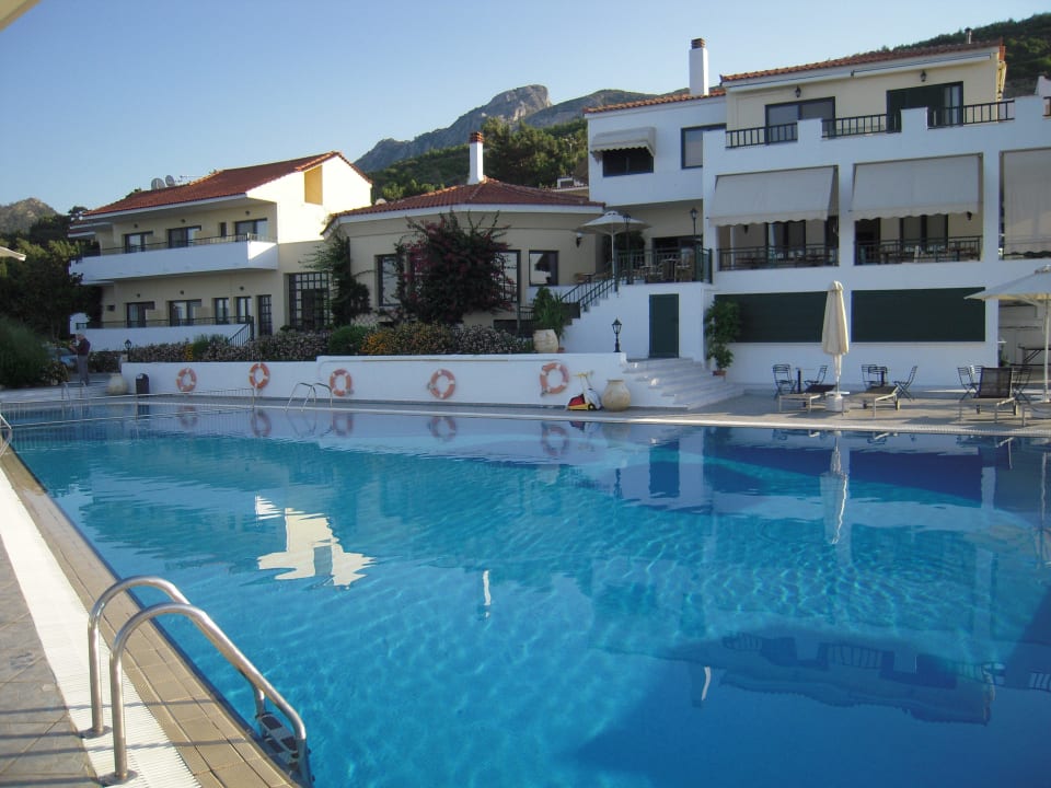 Blick vom Pool zum Hotel  Hotel Kalidon Panorama