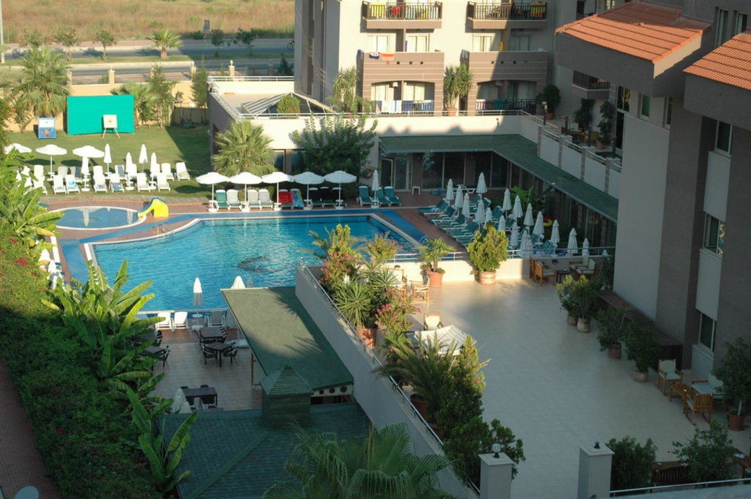 Ausblick auf Ruhepool von Zimmer 1410 Hane Family Resort